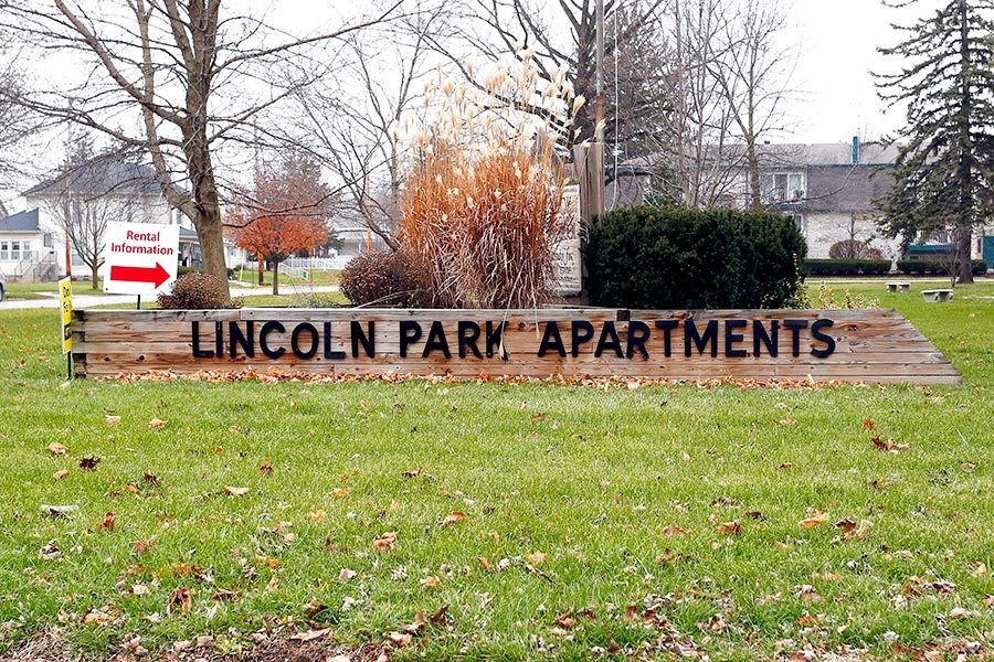 a sign park apartments in the grass