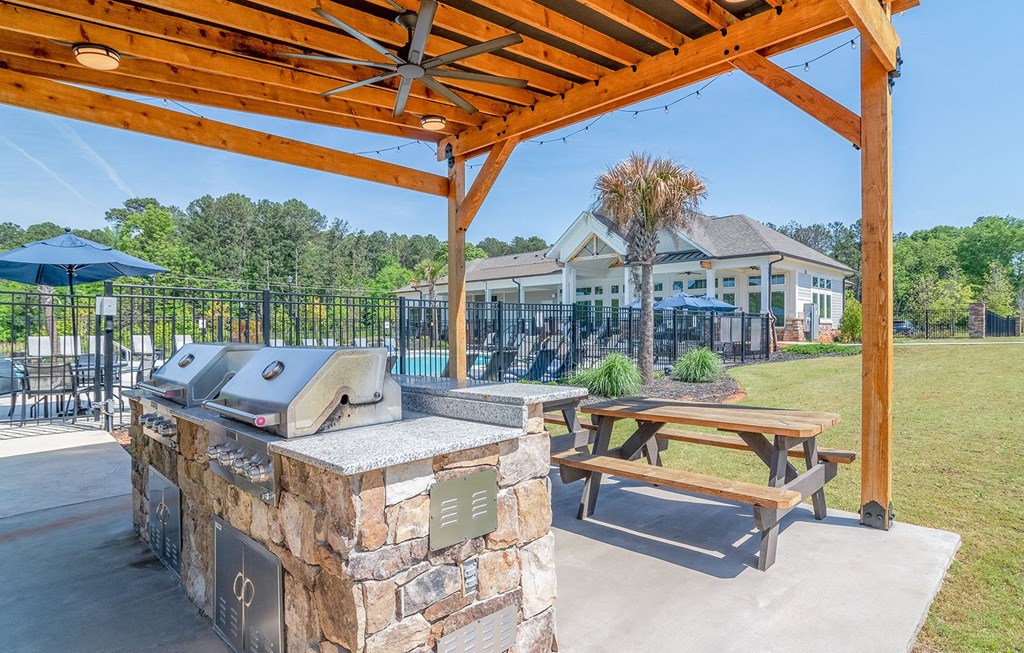 the retreat at thousand oaks covered patio with grill and picnic table at Carmel Vista, McDonough, 30253