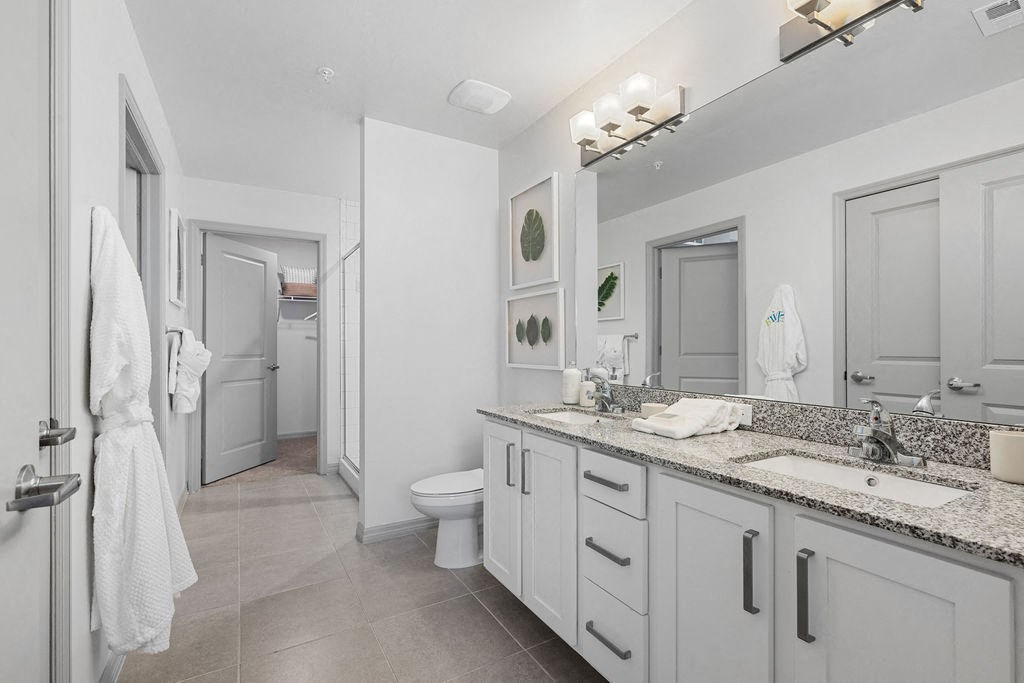 a white bathroom with a sink and a toilet at Inspira, Florida, 34113