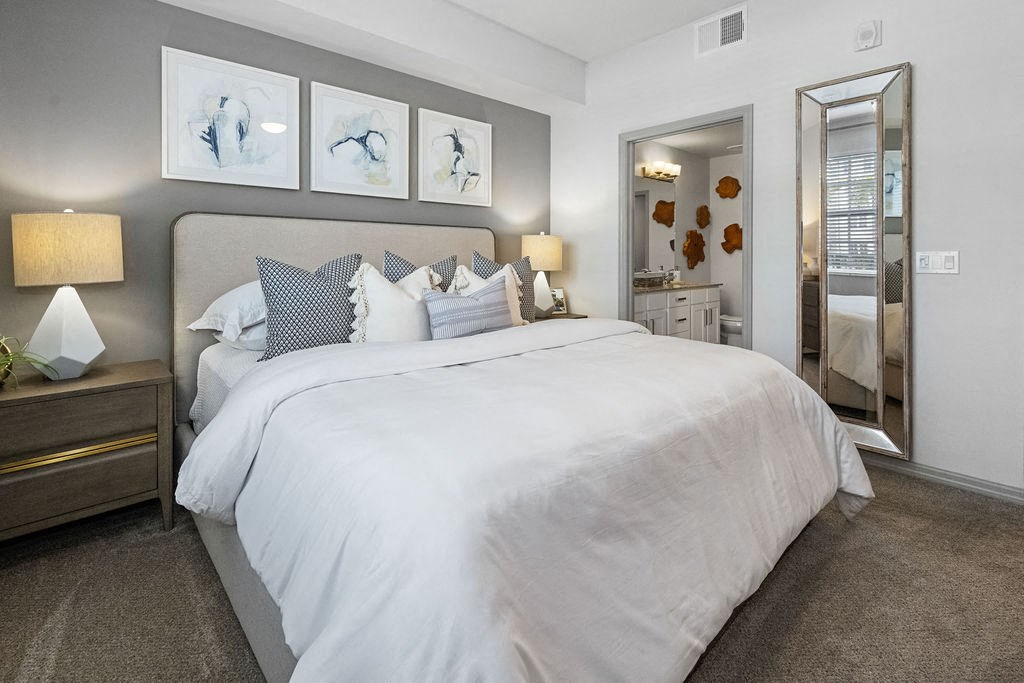a bedroom with a large bed and a mirror at Inspira, Florida