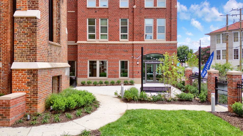 Beautifully landscaped courtyard at Highland Terrace apartments located in Richmond's Highland Park neighborhood