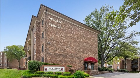 A brick building with the words Oxford Manor Kenilworth on it.