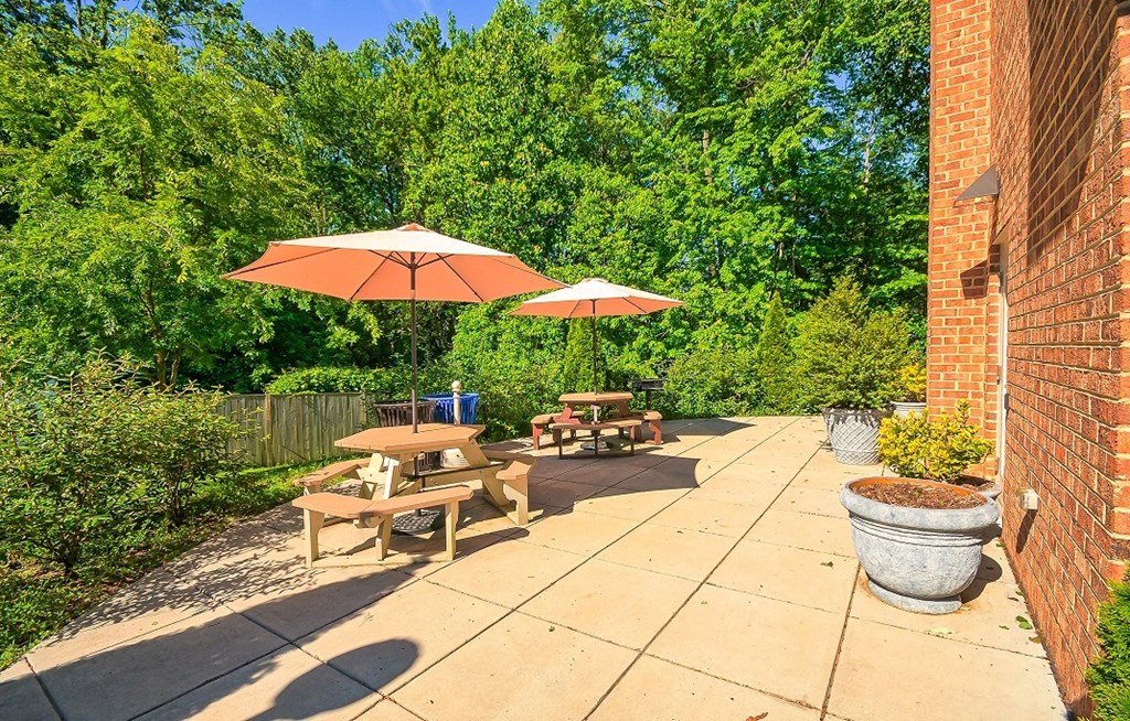 West Wood Oaks BBQ and Grill Area