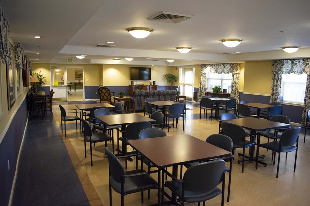 a restaurant or other place to eat in a room with tables and chairs
