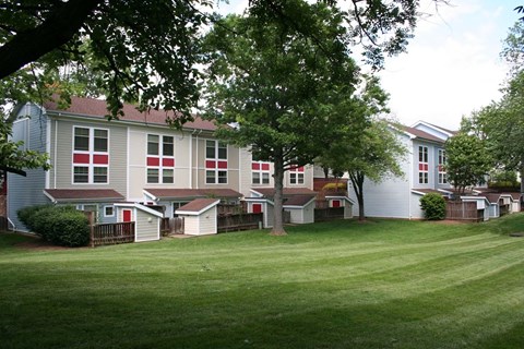 a view of the exterior of an apartment building