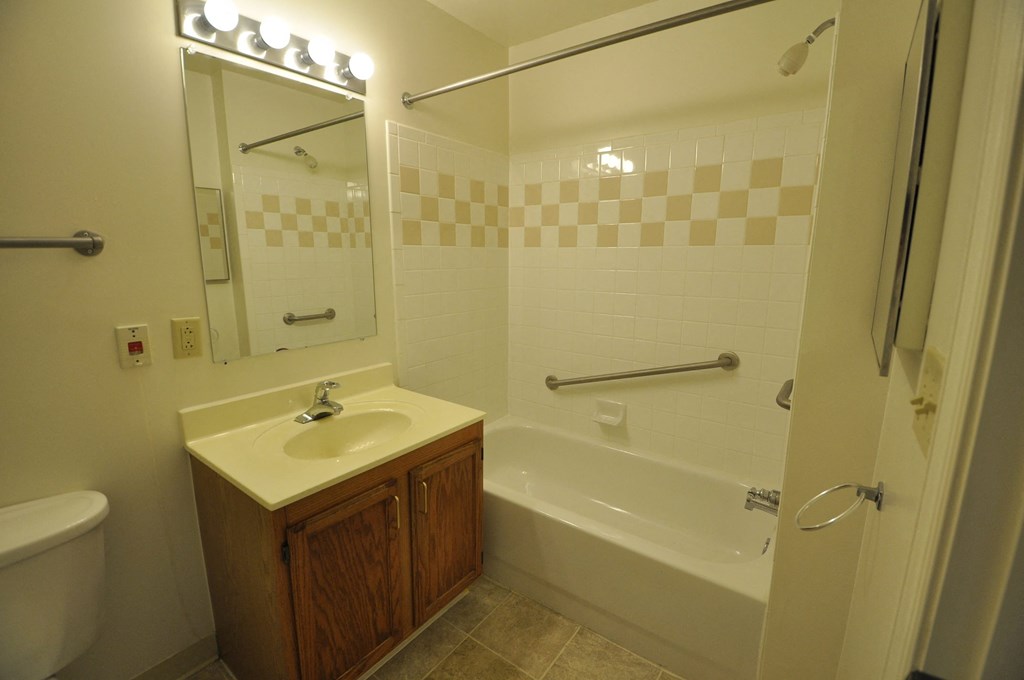 Park View at Woodlawn Apartment Bathroom