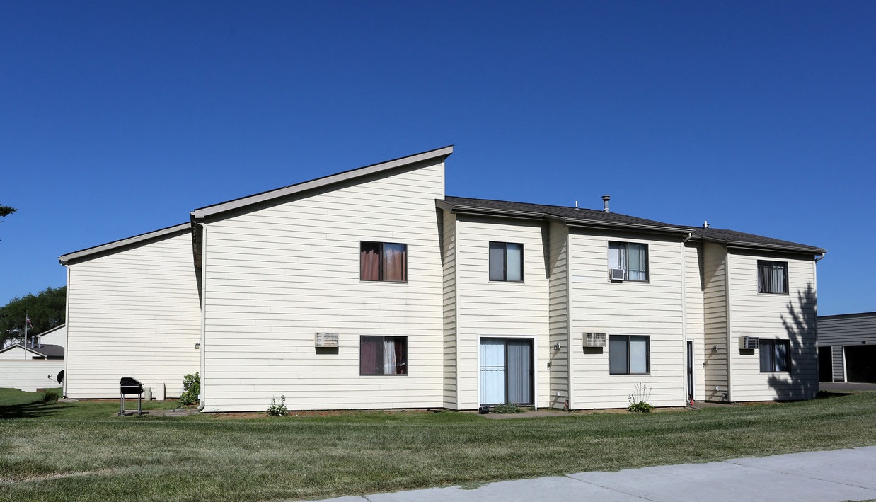 Victoria Townhomes brooklyn center building