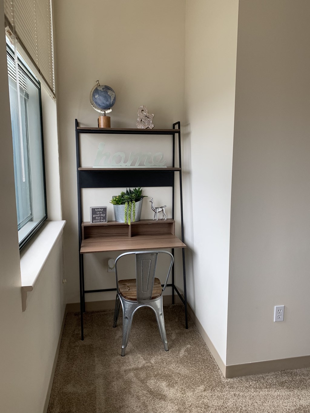 nook with desk