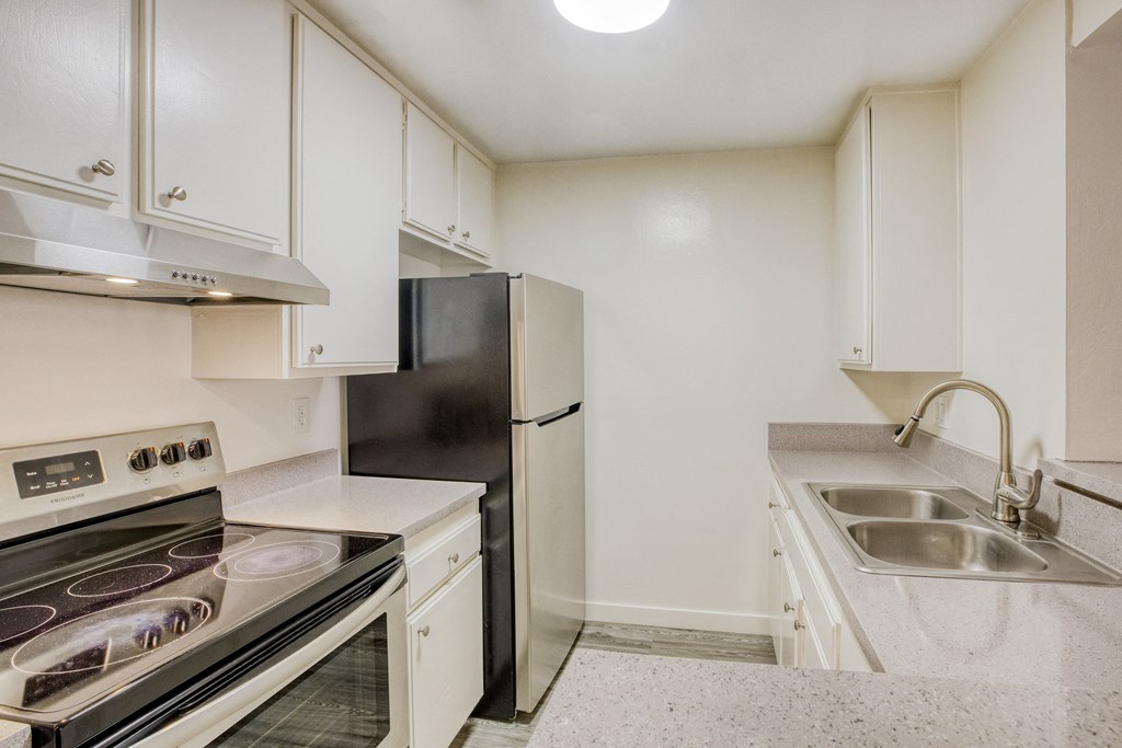 the preserve at ballantyne commons apartment kitchen