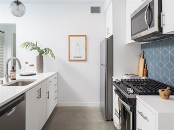 Kitchen with range and built-in microwave - Photo Gallery 4