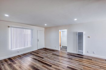 view of living room and blinds on window - Photo Gallery 7