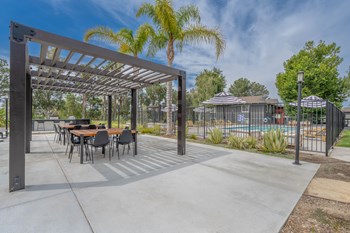Seating and pool - Photo Gallery 3