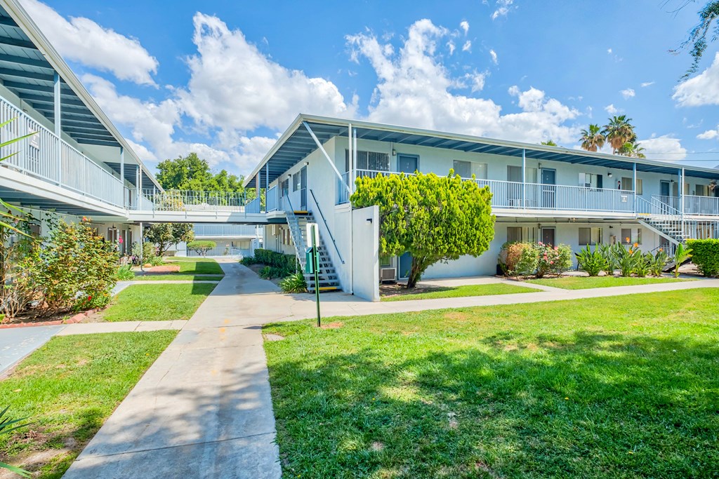 Entrance with grassy area for recreation