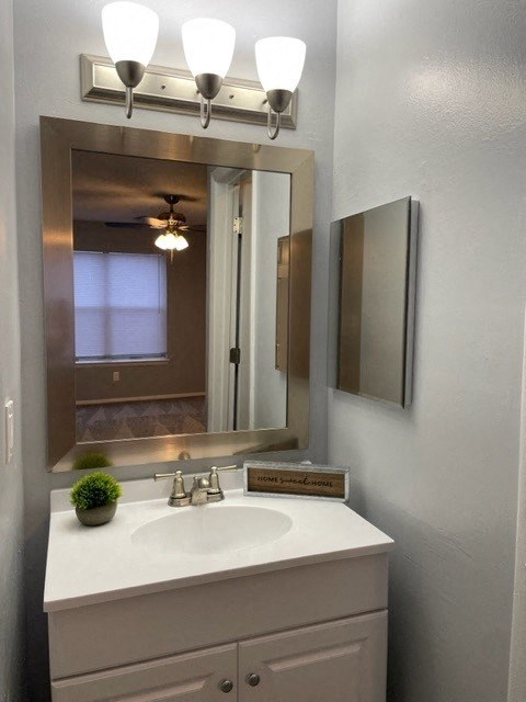 Bath vanity in main bedroom