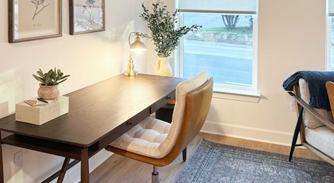 A table with a plant and a lamp on it.