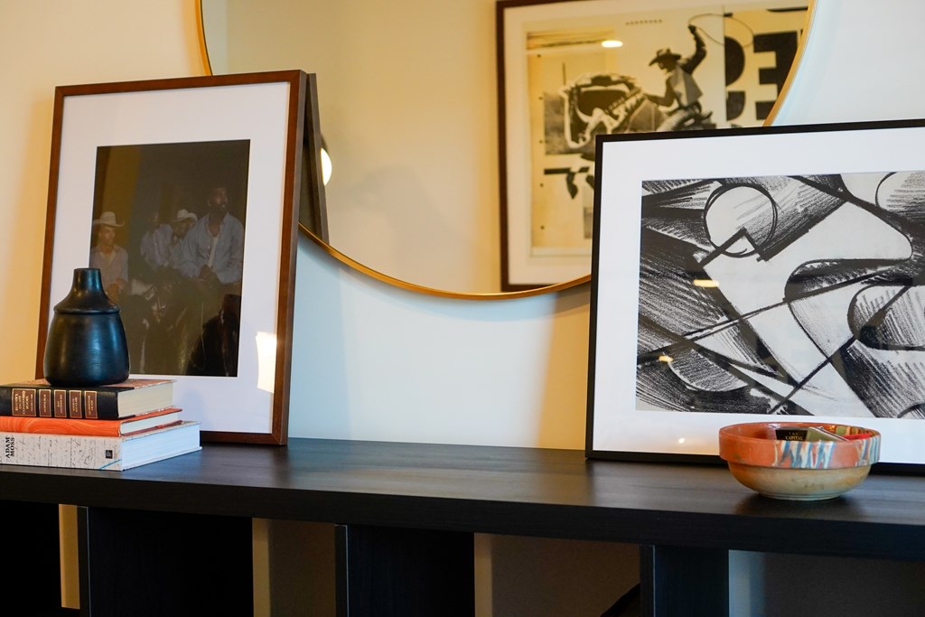 A black and white photo is on the right and a black vase is on the left.