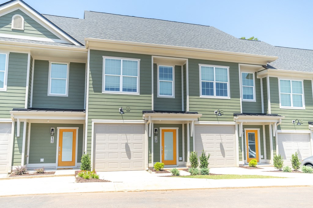 a house with two garages at Landon Green Artisan Cottages Apartments, Hickory