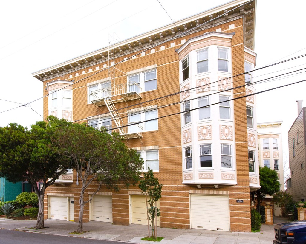 Front view exterior of the apartment building at 140 20th Ave, San Francisco, CA 94121, USA