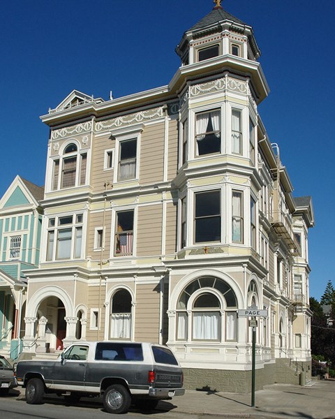 Side view exterior of the apartment building at 1900 Page St, San Francisco, CA 94117, USA Side view exterior of the apartment building at 1900 Page St, San Francisco, CA 94117, USA