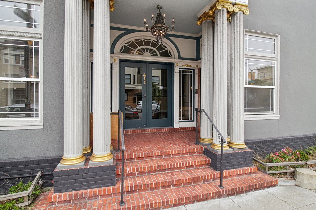 Main entrance door of the apartment building at 411 15th Ave, San Francisco, CA 94118, USA