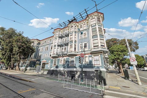 Side exterior view of the apartment building at 400 Duboce Ave, San Francisco, CA 94117, United States