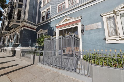 Main entrance door of the apartment building at 400 Duboce Ave, San Francisco, CA 94117, United States