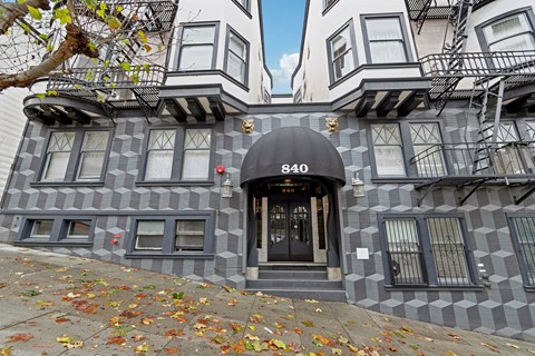 The building number is 840.