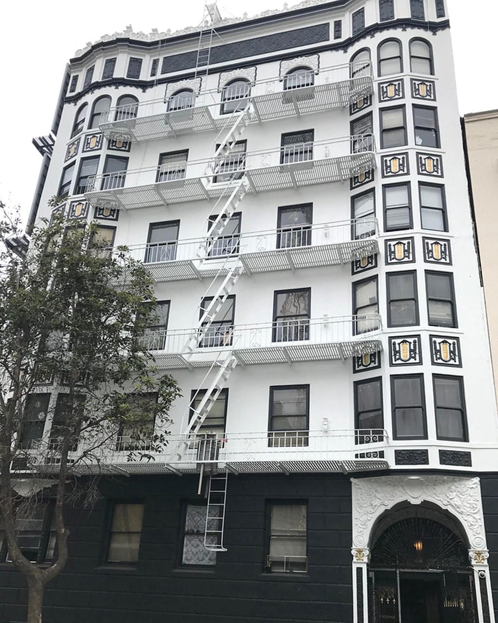 Front exterior view of the apartment building at 725 Ellis St, San Francisco, CA 94109, USA
