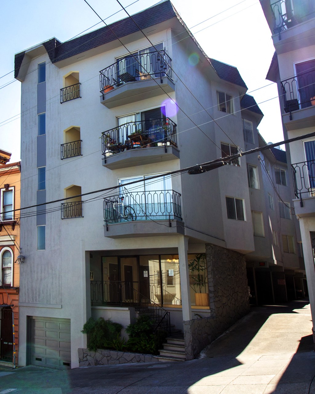 Front exterior view of the apartment building at 755 Green St, San Francisco, CA 94133, USA