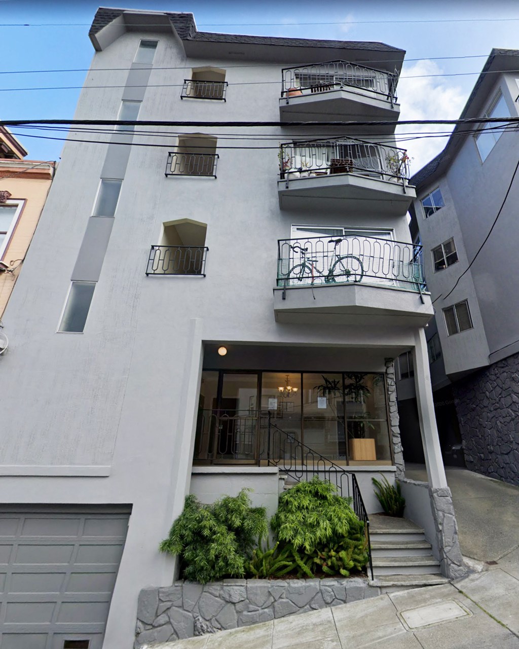 Front exterior view of the apartment building at 755 Green St, San Francisco, CA 94133, USA