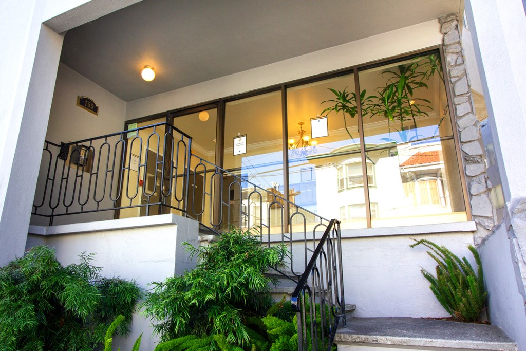 Main entrance door of the apartment building at 755 Green St, San Francisco, CA 94133, USA