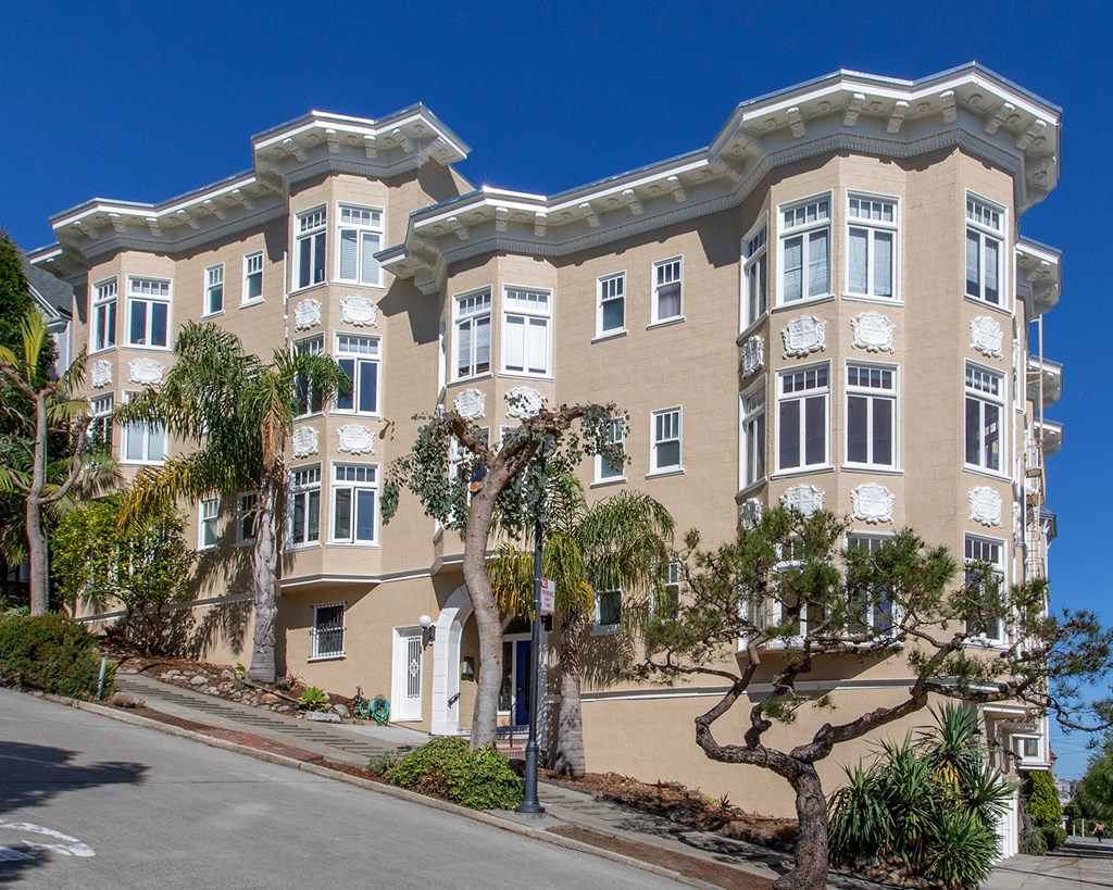 Side exterior view of the apartment building at 800 Duboce Ave, San Francisco, CA 94117, USA