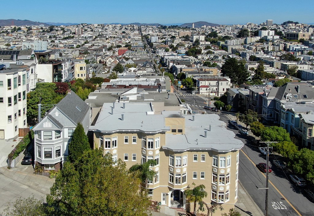 Side exterior view of the apartment building at 800 Duboce Ave, San Francisco, CA 94117, USA