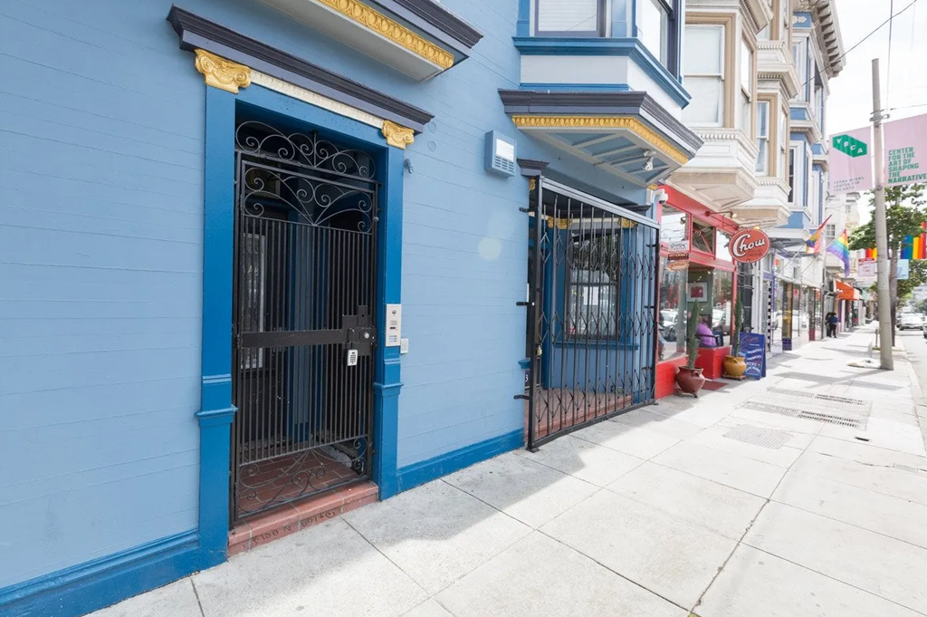 Main entrance door of the apartment building at 2097-2099 Market St, San Francisco, CA 94114, United States