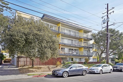 Side view exterior of the apartment building at 2627 Hillegass Ave, Berkeley, CA 94704, USA