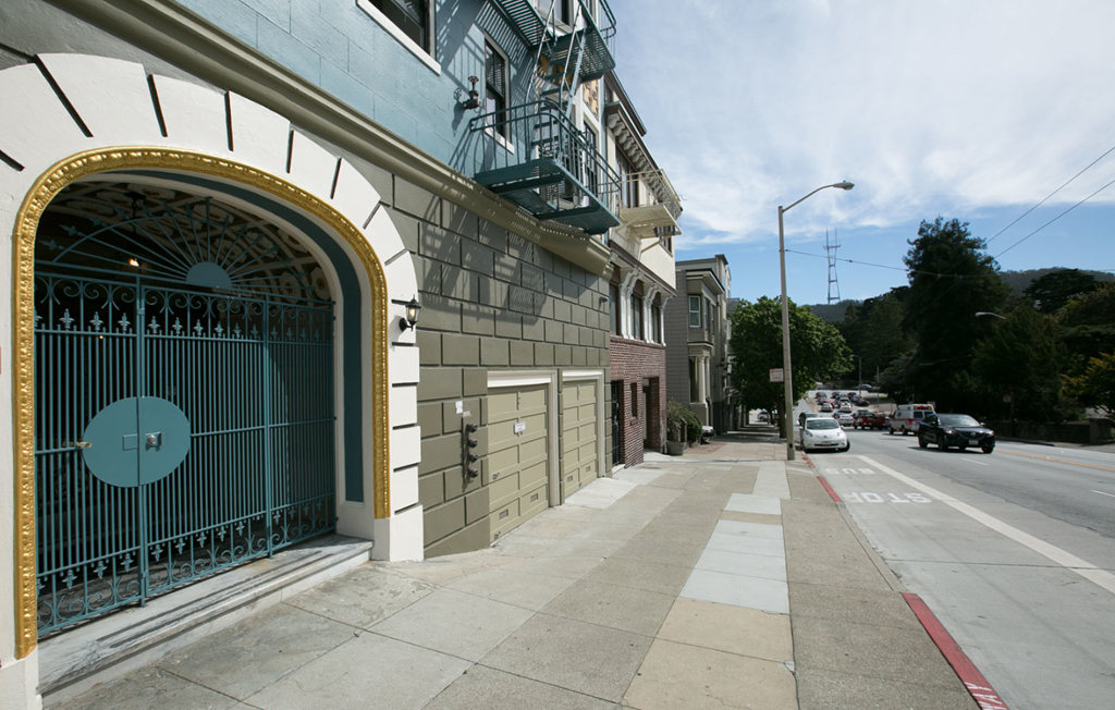 Main entrance door of the apartment building at 500 Stanyan St, San Francisco, CA 94117, USA