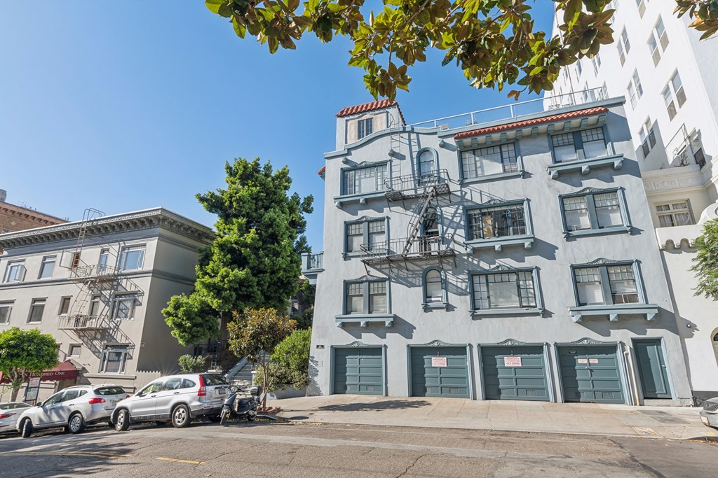 Front exterior view of the apartment building at 621 Stockton St, San Francisco, CA 94108, United States