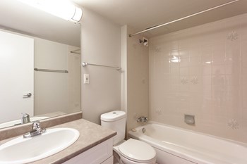 Bathroom with tub - Photo Gallery 4