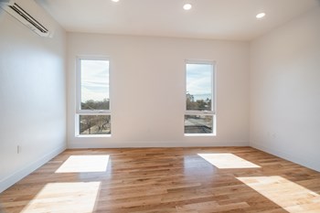 Views and Light flood Bedroom - Photo Gallery 6