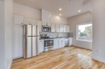 Light and Bright Kitchen - Photo Gallery 3