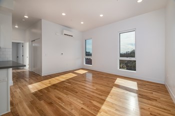 Open Living Spacious Living Area - Photo Gallery 2