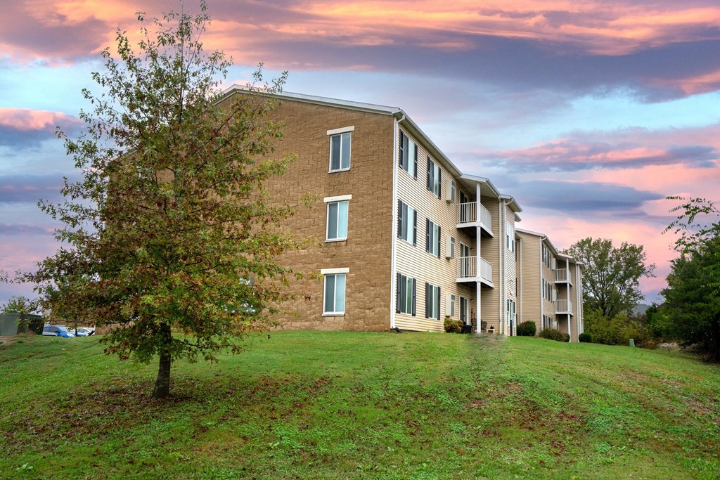 Building Exterior at Boggan Estates Apartments in Tupelo, MS