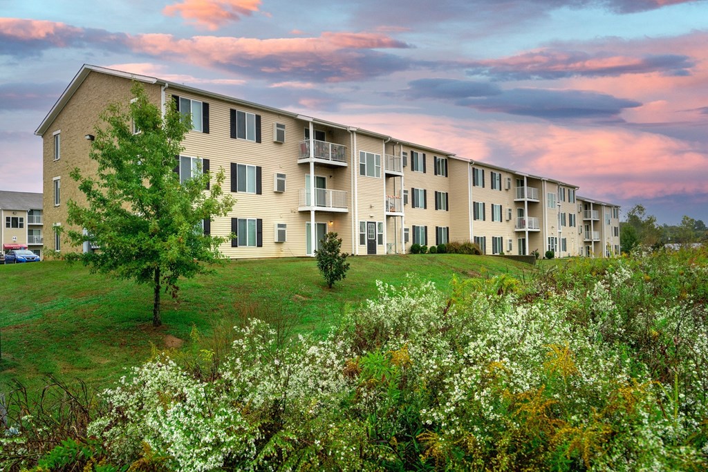 Building Exterior at Boggan Estates Apartments in Tupelo, MS