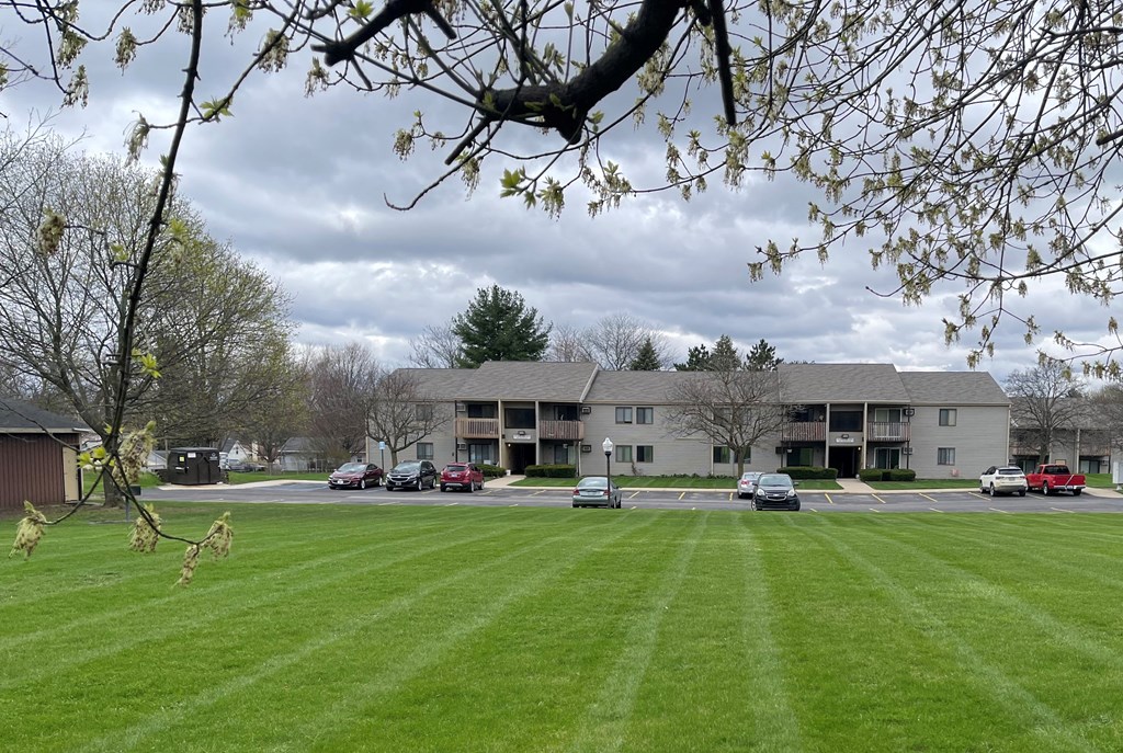 Exterior Franklin North Apartments 300 Riverwind Dr Dewitt, MI 48820