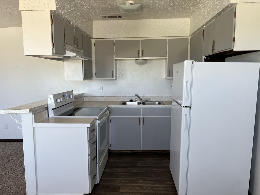 Buckner Apartments
920 W. Commerce Street, Fairfield, TX 75840