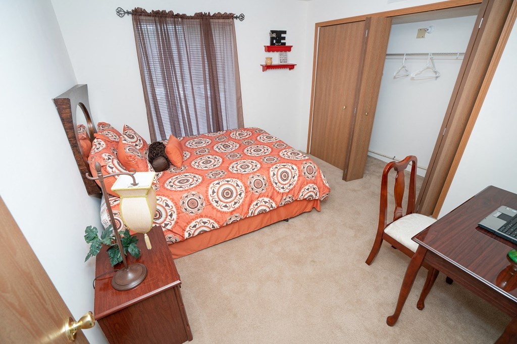 Bedroom with cozy bed at Oates Estates Apartments, Alabama