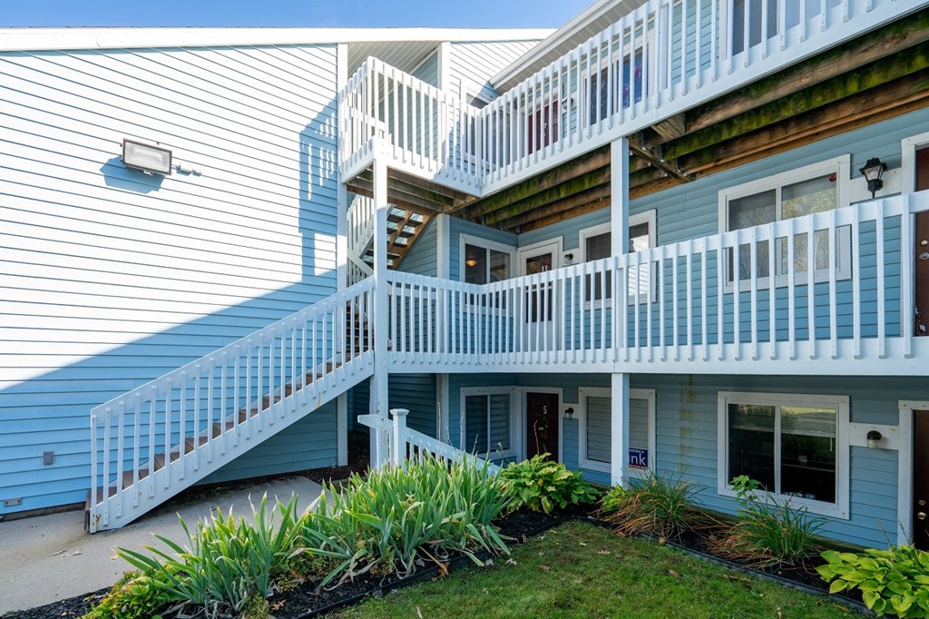 Apartment Exterior at Raleigh House Apartments, MRD Apartments, East Lansing