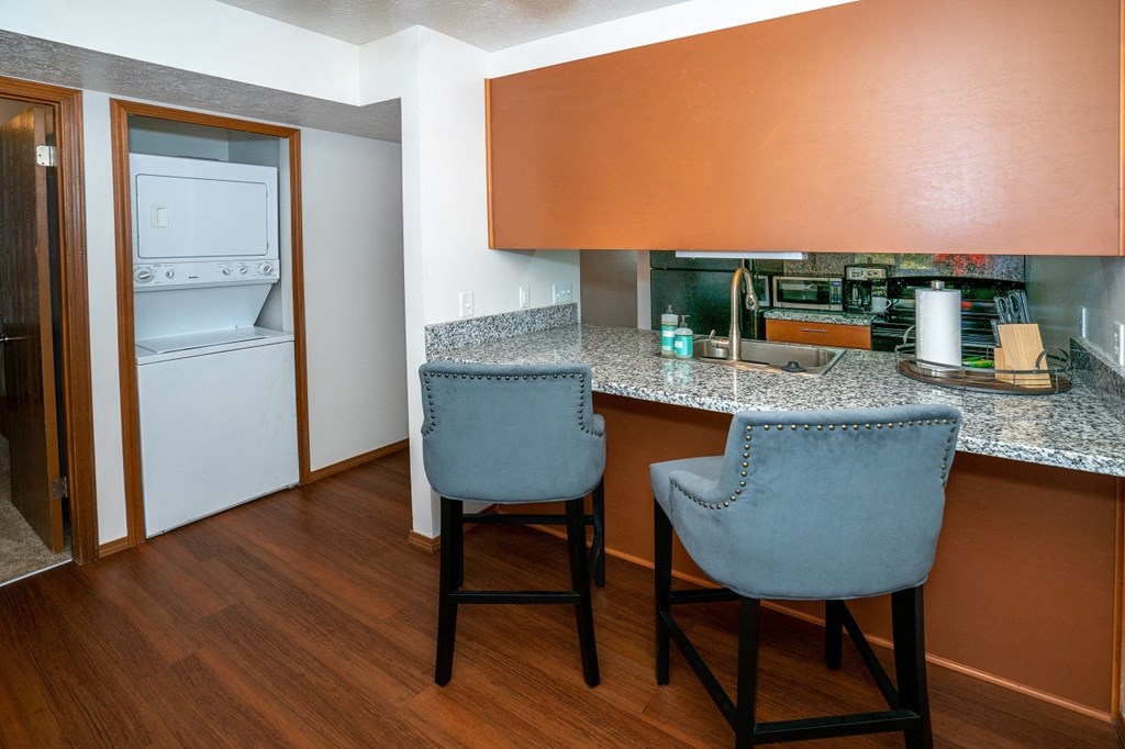 Gourmet Kitchen With Island at Raleigh House Apartments, MRD Apartments, East Lansing, MI
