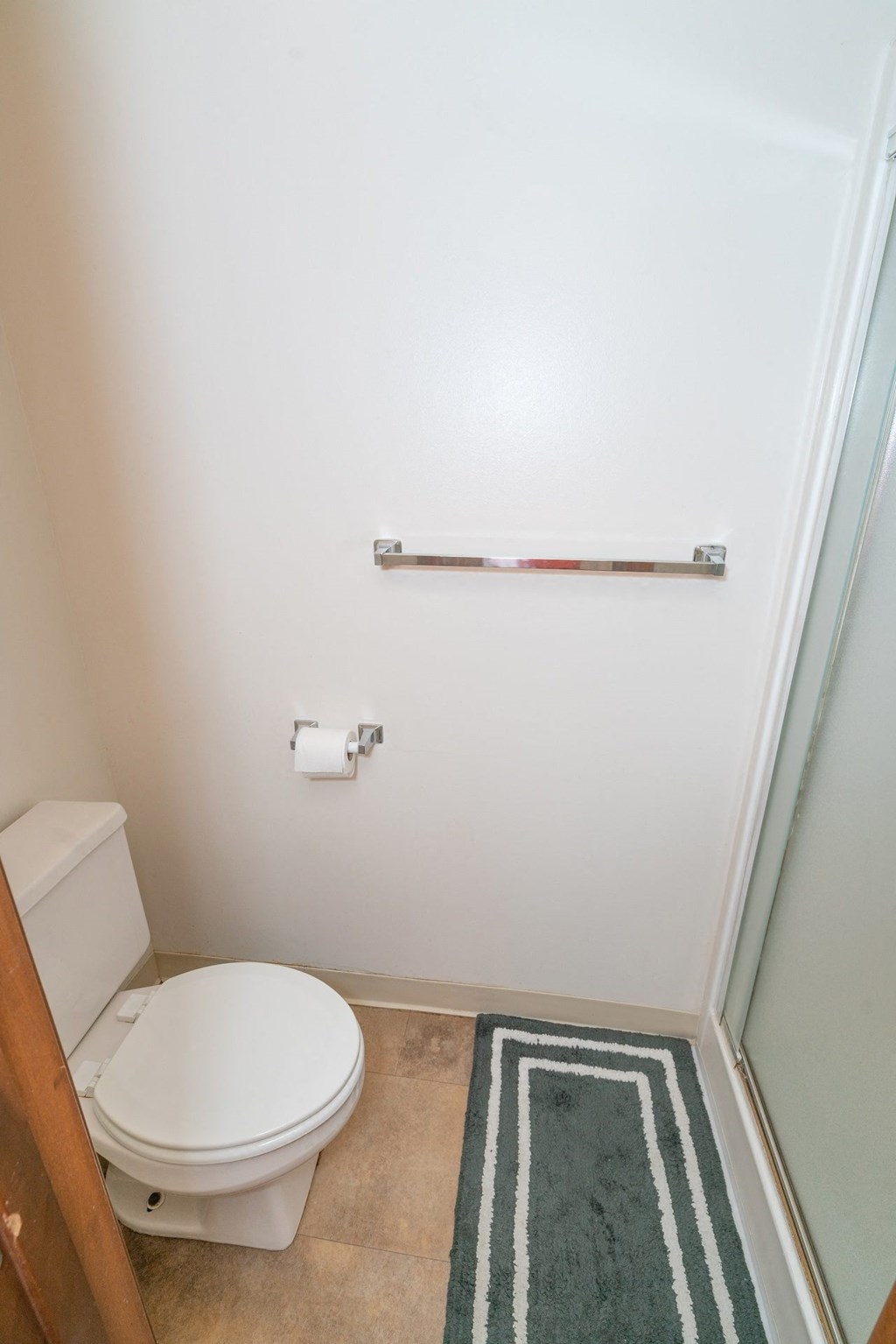 Modern Bathroom Fittings at Raleigh House Apartments, MRD Apartments, East Lansing, MI, 48823