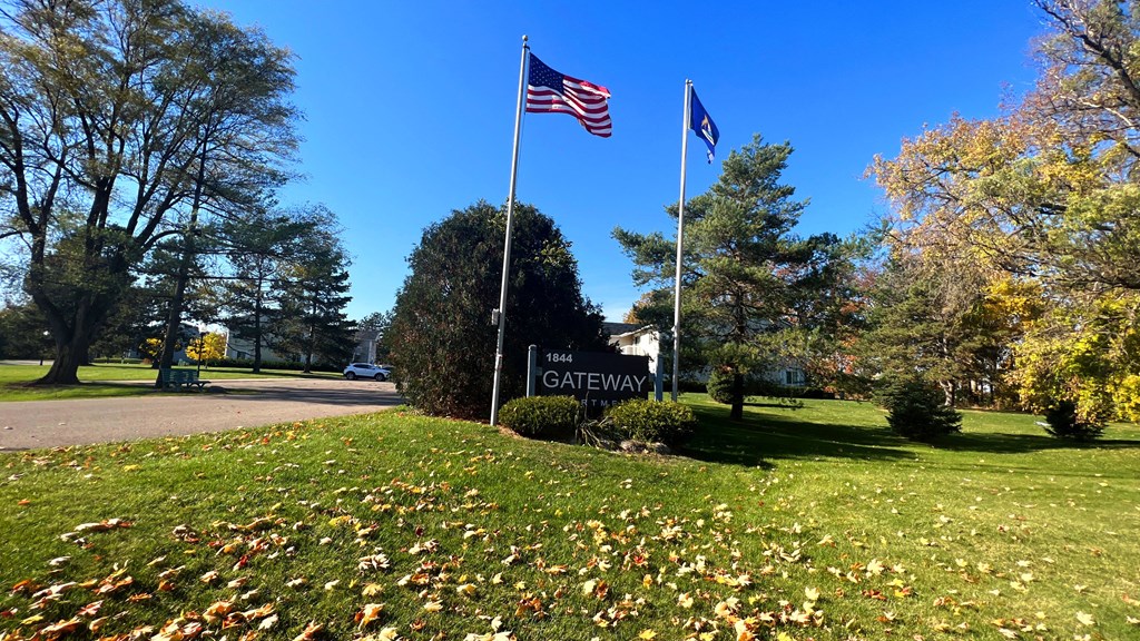 the sign for the gateway at the entrance to the city of geneva
